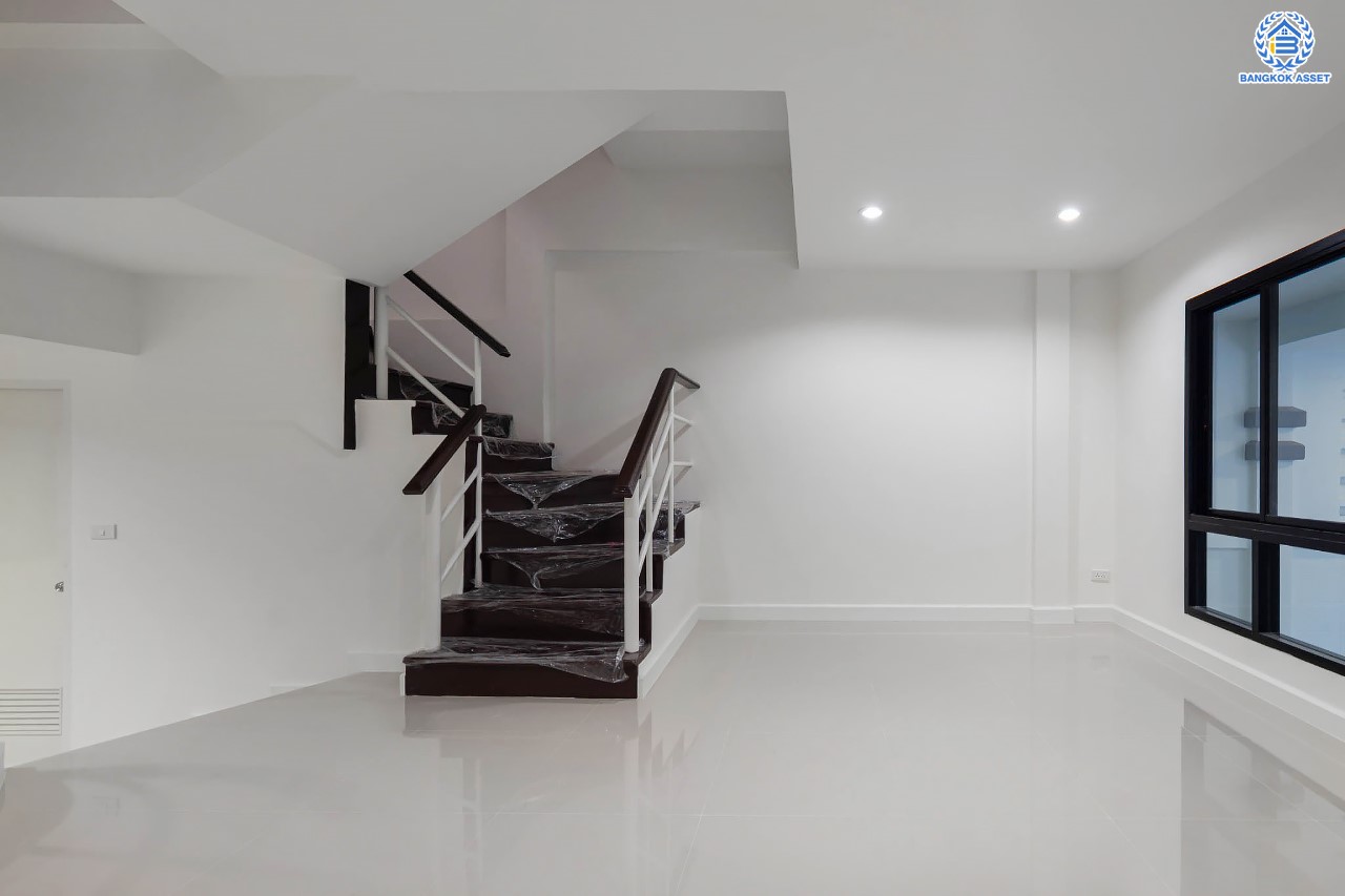 บ้านมือสองตกแต่งใหม่ ม.เศรณี ดอนเมือง-สรงประภา เนื้อที่ 27.7 ตร.ว. ฟังก์ชันจัดเต็ม 4 ห้องนอน 3 ห้องน้ำ จอดรถได้ 1 คัน ตอบโจทย์ครอบครัวใหญ่ มีความเป็นส่วนตัว เดินทางเข้าสู่ใจกลางเมืองได้อย่างสะดวกสบาย ใกล้สนามบินดอนเมือง และทางด่วนศรีสมาน...